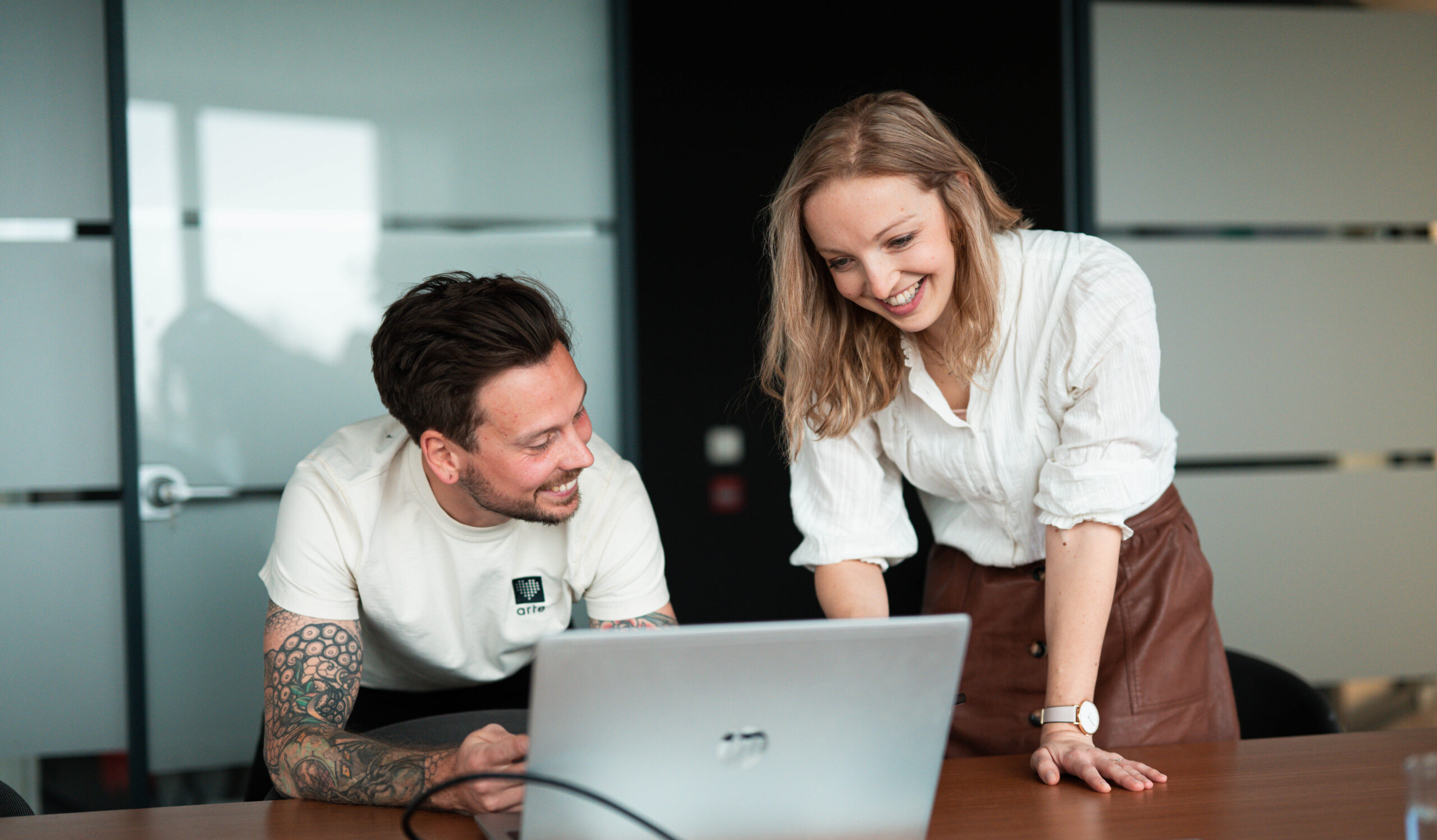 2 collega's lachen aan laptop