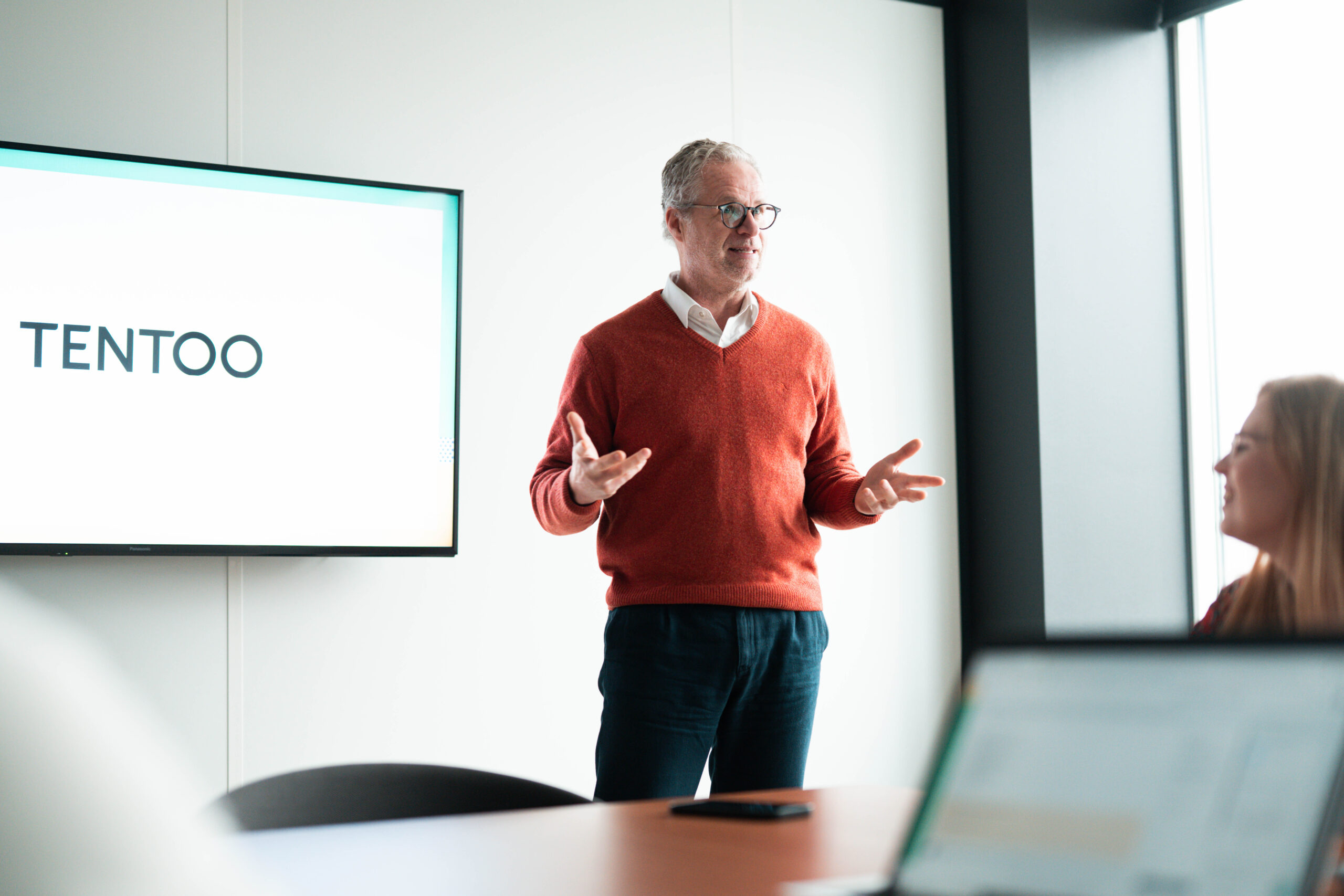 Man geeft pesentatie