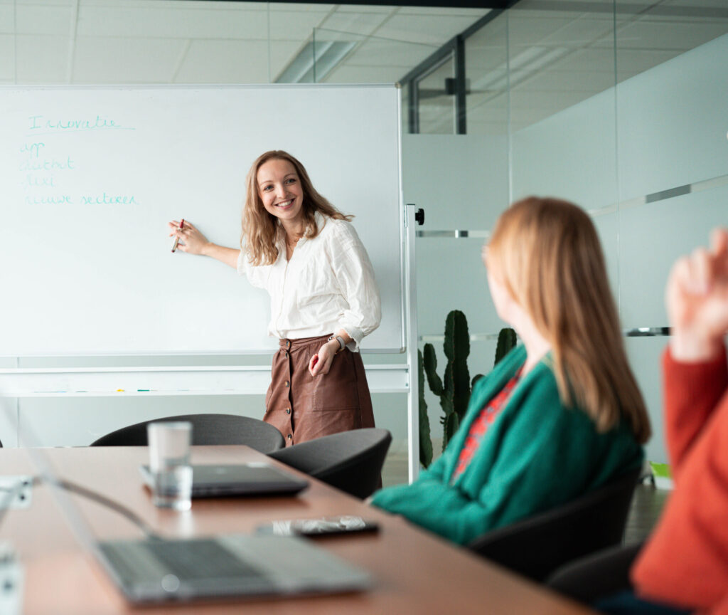 vrouw geeft presentatie aan whiteboard