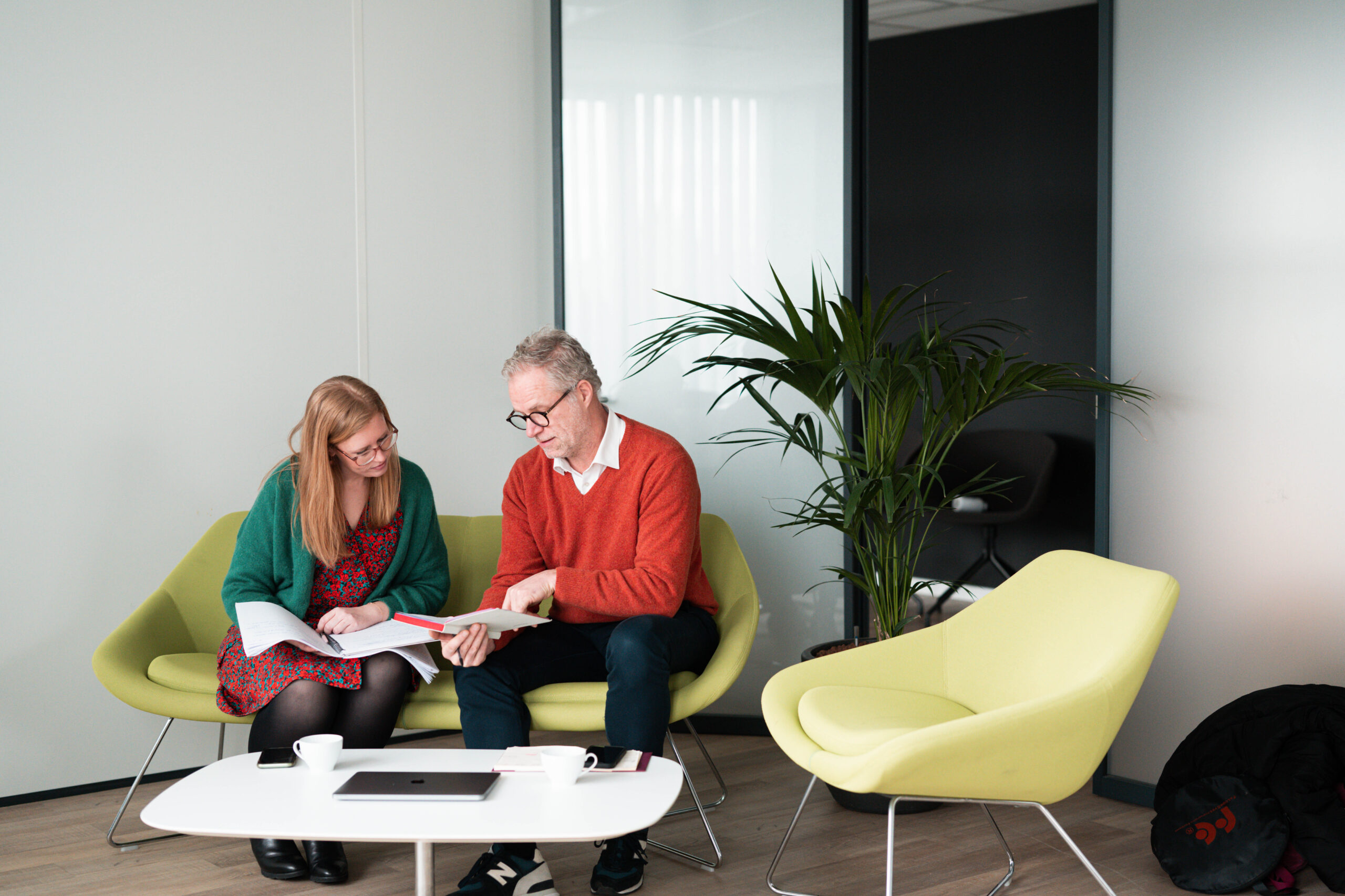 overleg tussen collega's op zetel