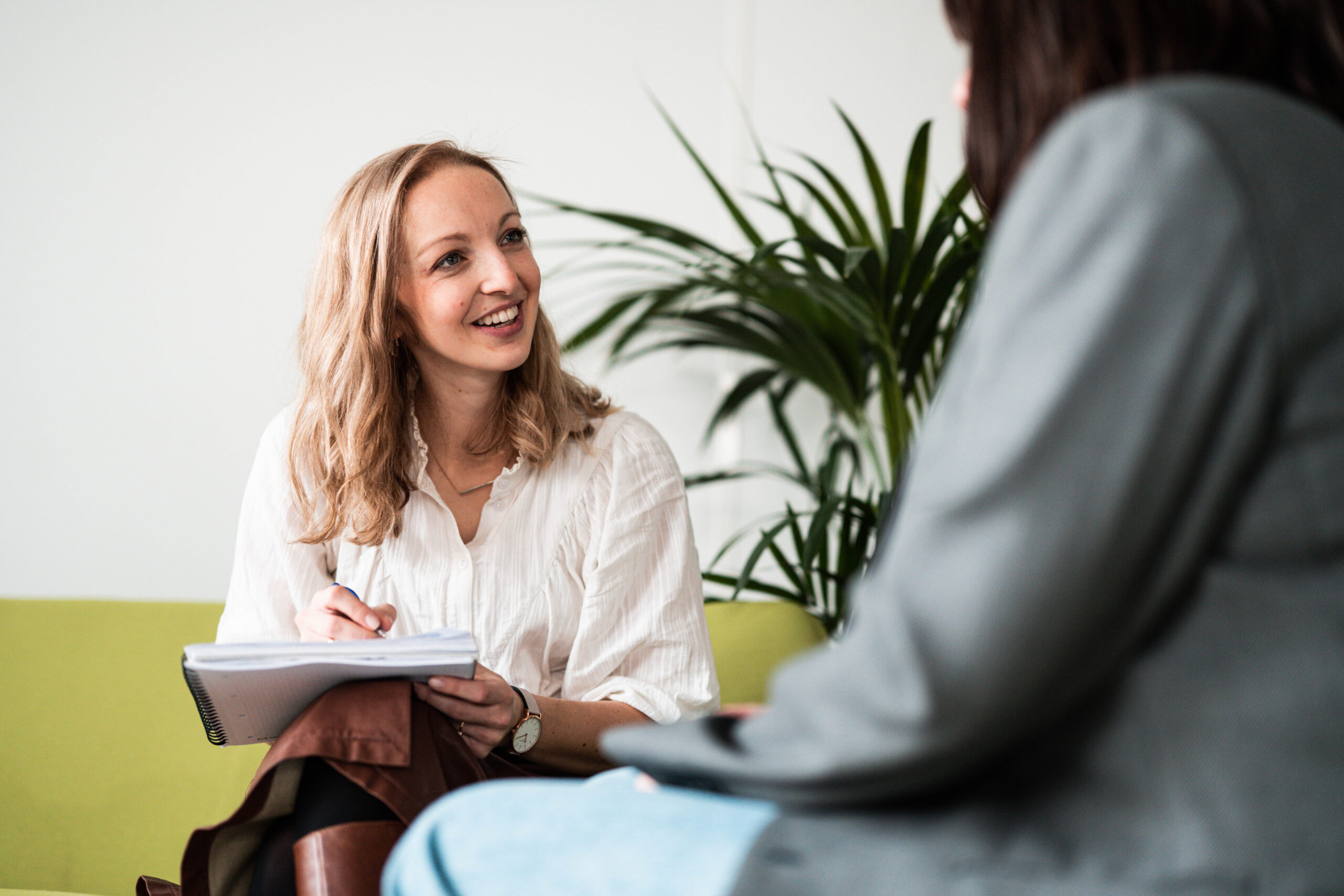 vrouw luistert naar sollicitante