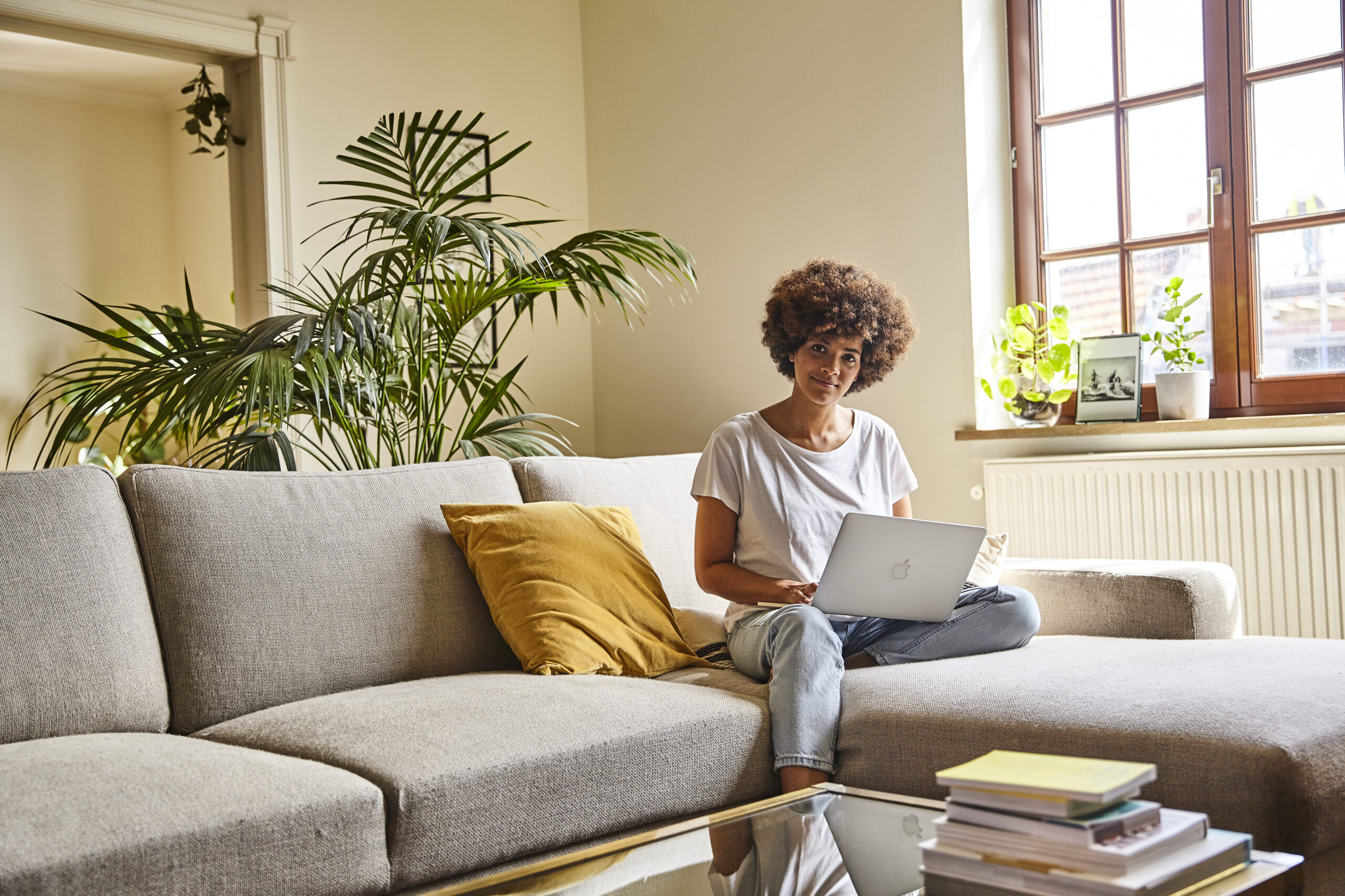 Vrouw werkt van thuis uit met laptop in zetel