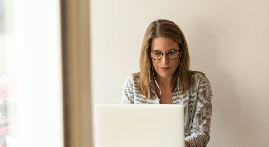 Freelancer achter laptop